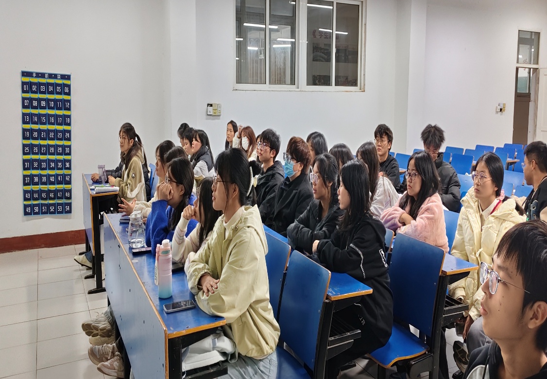 一群人在房间里AI 生成的内容可能不正确。