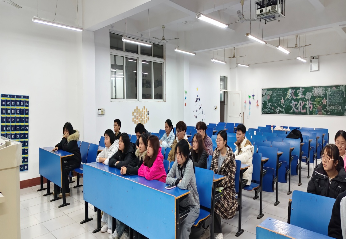 蓝色房间里的一群人AI 生成的内容可能不正确。