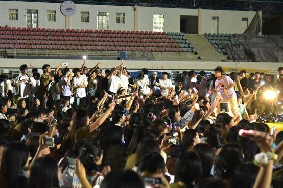 人们在看台上的人和观众AI 生成的内容可能不正确。